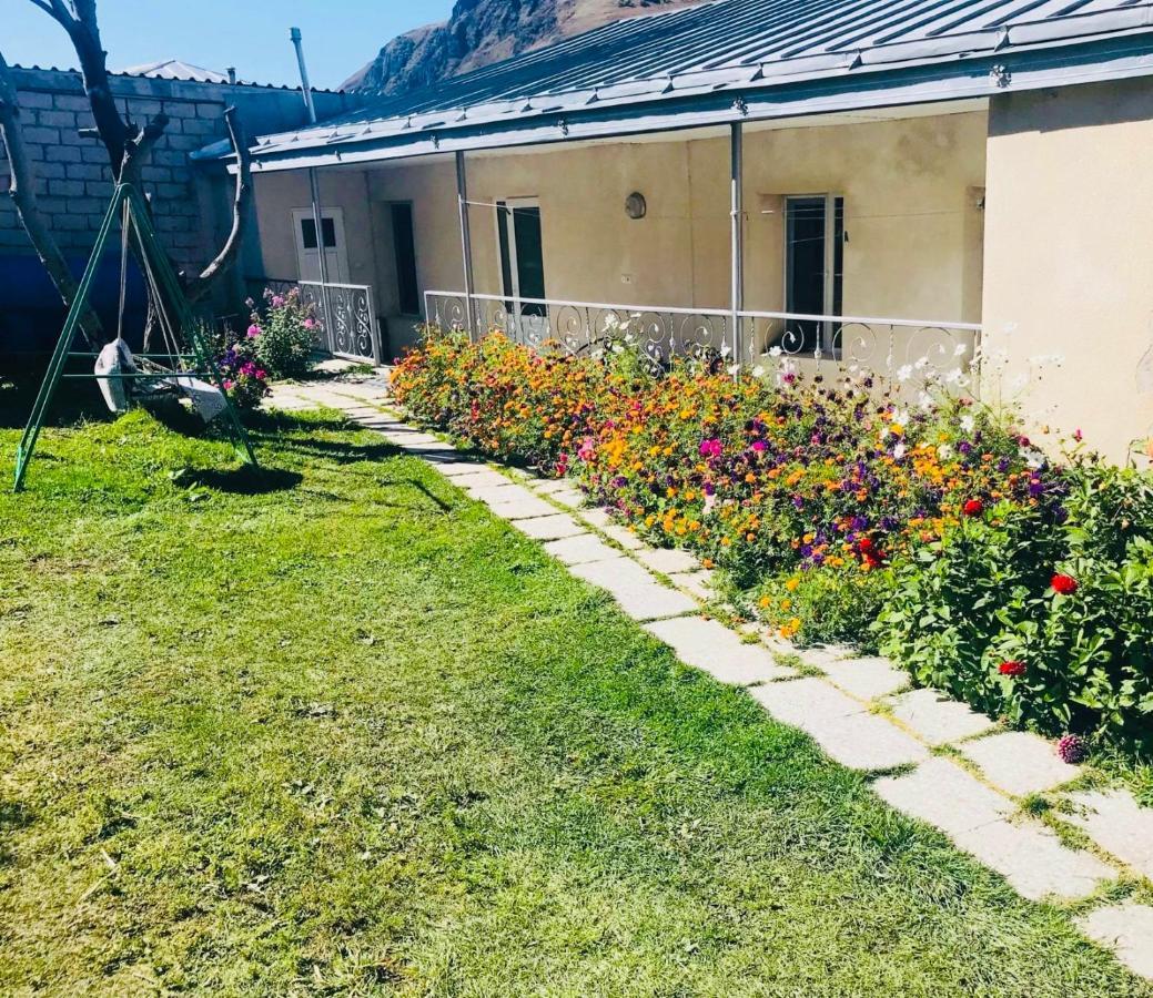 Mikheil Pitskhelauri Guest House Казбеги Екстериор снимка